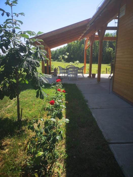 Tomajor Vendeghazak Apartment Tiszaeszlar Екстериор снимка