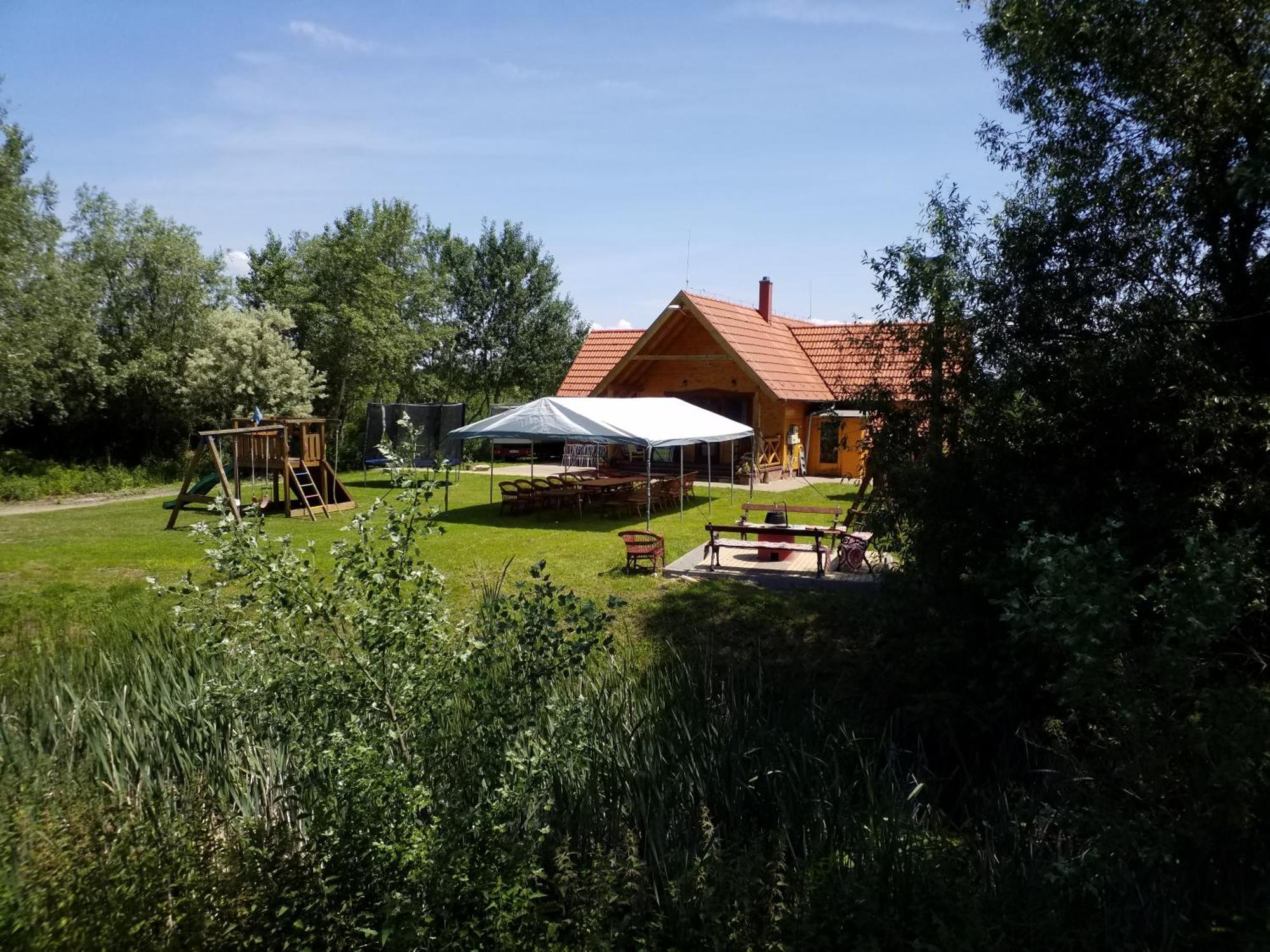 Tomajor Vendeghazak Apartment Tiszaeszlar Екстериор снимка